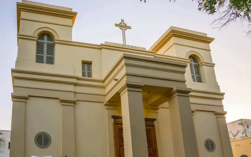 La cathédrale Saint-Louis rénovée au Sénégal. Elle est connue pour être le plus ancien bâtiment d'église d'Afrique de l'Ouest. Diocèse de Saint-Louis.