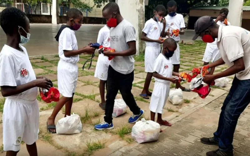 À l'école socio-sportive Don Bosco Maputo au Mozambique, plus de 70 enfants et adolescents apprennent des valeurs et améliorent leurs résultats scolaires. Crédit : Missions salésiennes