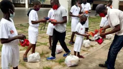 À l'école socio-sportive Don Bosco Maputo au Mozambique, plus de 70 enfants et adolescents apprennent des valeurs et améliorent leurs résultats scolaires. Crédit : Missions salésiennes / 