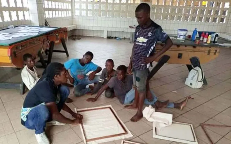 Au Bénin, le centre salésien Mamma Margherita lance un cours d'initiation à l'art pour les enfants des rues du marché en plein air de Dantokpa. Crédit : Missions salésiennes