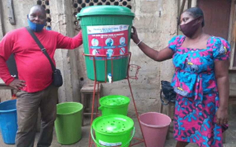 Matériel de prévention contre COVID-19 offert aux familles au Togo. Missions salésiennes.