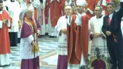 Mgr Domenico Battaglia brandit le reliquaire contenant le sang liquéfié de saint Januarius le jour de la fête de l'évêque martyr, le 19 septembre 2023. L'annonce de la liquéfaction du sang a été faite au début de la messe dans la cathédrale de Naples par l'abbé Vincenzo De Gregorio. | Capture d'écran / YouTube channel Chiesa di Napoli / 