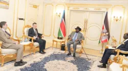 Le président Salva Kiir Mayardit avec les membres de la délégation de la communauté Sant'Egidio, conduite par son secrétaire général, le Dr Paolo Impagliazzo et le professeur Andrea Bartholi. / 