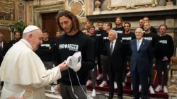 Le pape François rencontre une délégation de l'équipe Pro Recco Waterpolo 1913 au Vatican, le 22 avril 2021 / Vatican Media / 