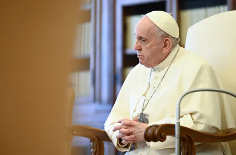 Le Pape François lors de son discours d'audience générale dans la bibliothèque du Palais Apostolique le 5 mai 2021 / Vatican Media.