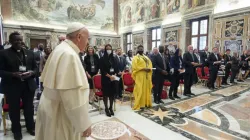 Le pape François salue les participants à une réunion promue par le Réseau international des législateurs catholiques dans la salle Clémentine du Vatican, le 27 août 2021. Vatican Media. / 