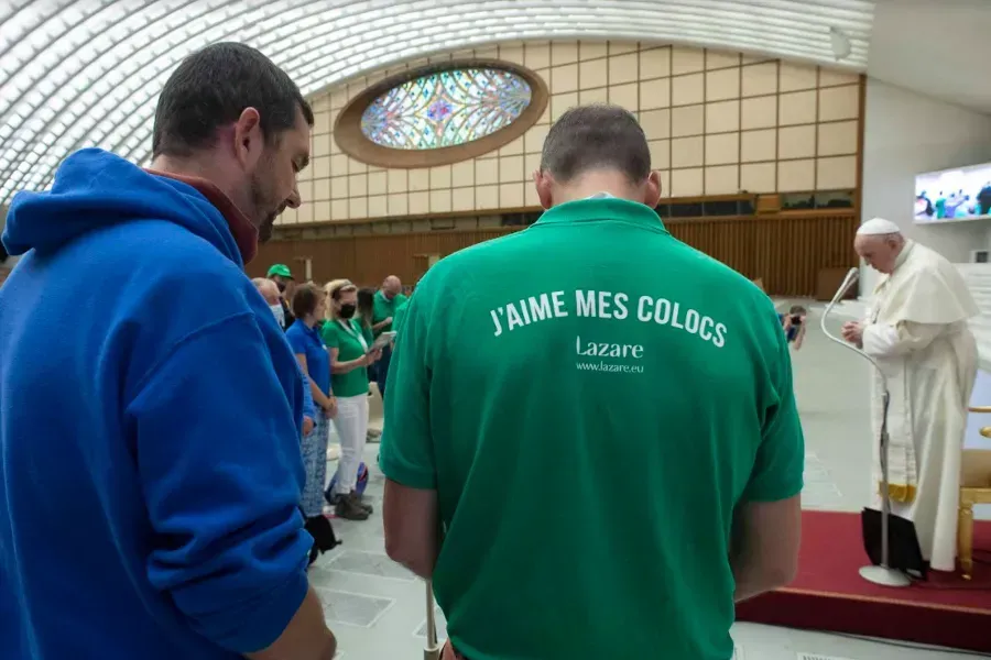 Le pape François rencontre des membres de l'association Lazare de France au Vatican, le 28 août 2021. Médias du Vatican