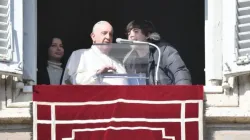 Le pape François parle après avoir prononcé son discours de l'Angelus au Vatican, le 21 novembre 2021. Vatican Media. / 