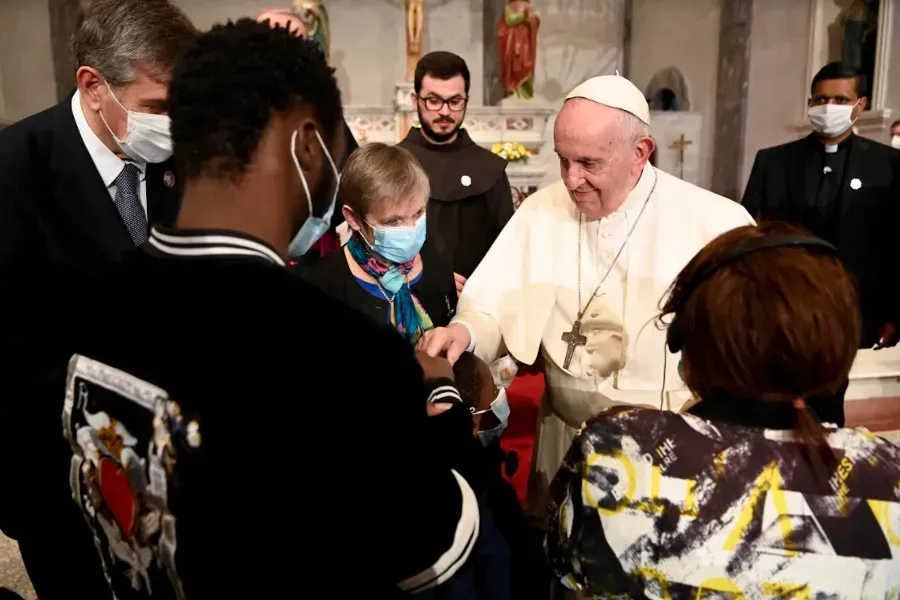 Le pape François participe à une prière œcuménique avec des migrants à l'église paroissiale de la Sainte-Croix à Nicosie, Chypre, le 3 décembre 2021. Vatican Media.