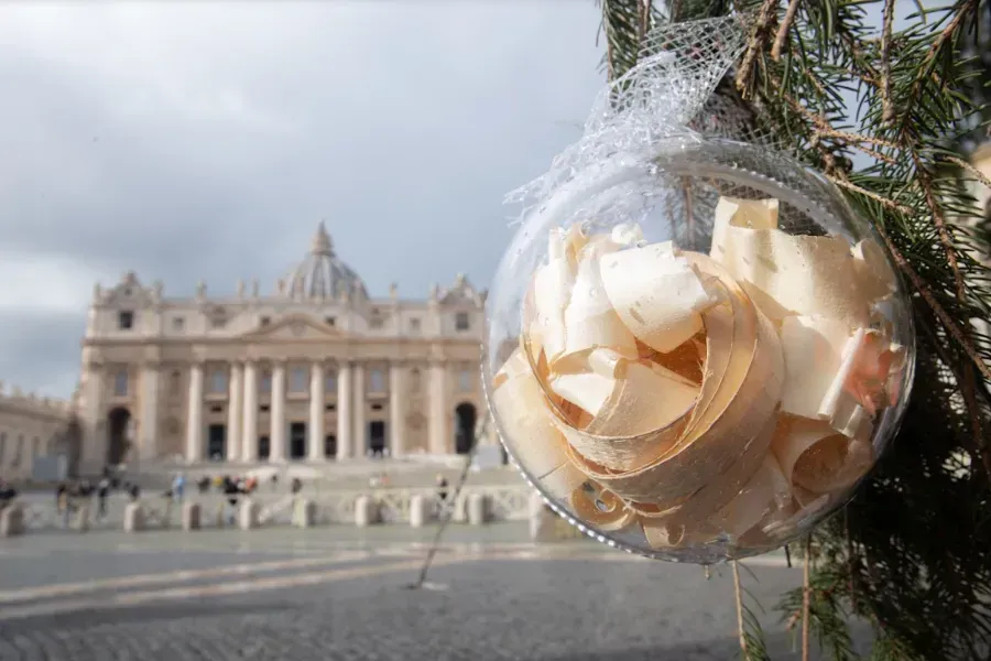 La basilique Saint-Pierre, vue à travers l'arbre de Noël du Vatican. Daniel Ibáñez/CNA.