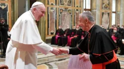 Le pape François salue le cardinal Luis Ladaria. | Vatican Media. / 