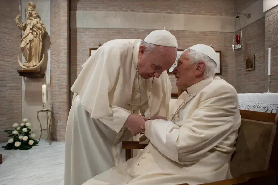 Le pape François présente les nouveaux cardinaux à Benoît XVI dans la chapelle du monastère Mater Ecclesiae du Vatican, le 28 novembre 2020. Vatican Media