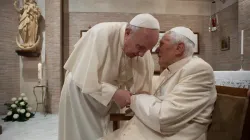 Le pape François présente les nouveaux cardinaux à Benoît XVI dans la chapelle du monastère Mater Ecclesiae du Vatican, le 28 novembre 2020. Vatican Media / 