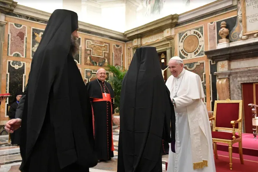 Le pape François rencontre les participants à l'assemblée plénière de la Congrégation pour les Églises orientales à la Salle Clémentine du Vatican, le 18 février 2022. Vatican Media.