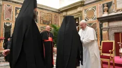 Le pape François rencontre les participants à l'assemblée plénière de la Congrégation pour les Églises orientales à la Salle Clémentine du Vatican, le 18 février 2022. Vatican Media. / 