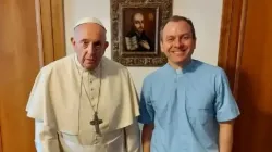 Le pape François avec le père Daniel Pellizzon, nommé secrétaire personnel du pape le 17 juillet 2023. | Crédit photo : Portal Encamino - Archevêché de Buenos Aires / 