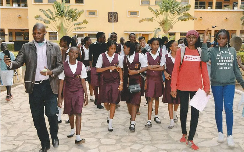 Frère Charles Biagui avec des élèves du Cours Sainte Marie de Hann à Dakar, Sénégal. Domaine public