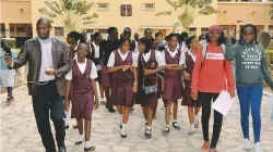 Frère Charles Biagui avec des élèves du Cours Sainte Marie de Hann à Dakar, Sénégal. / Domaine public