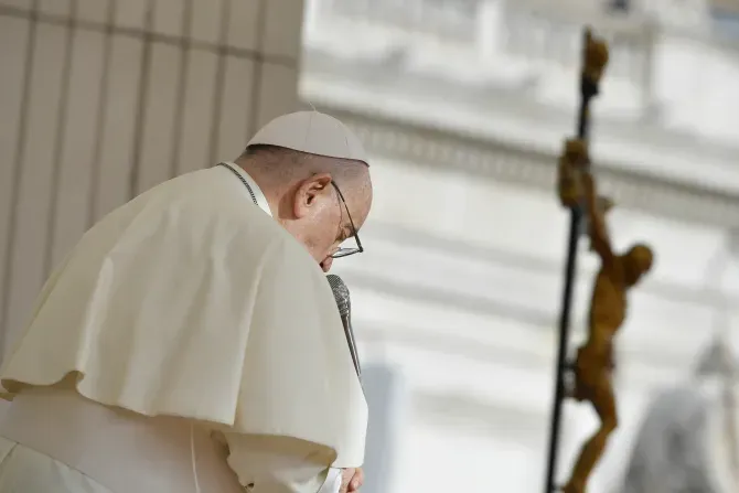 Le pape François prie lors de l'audience générale du mercredi 15 novembre 2023. | Crédit : Vatican Media / 