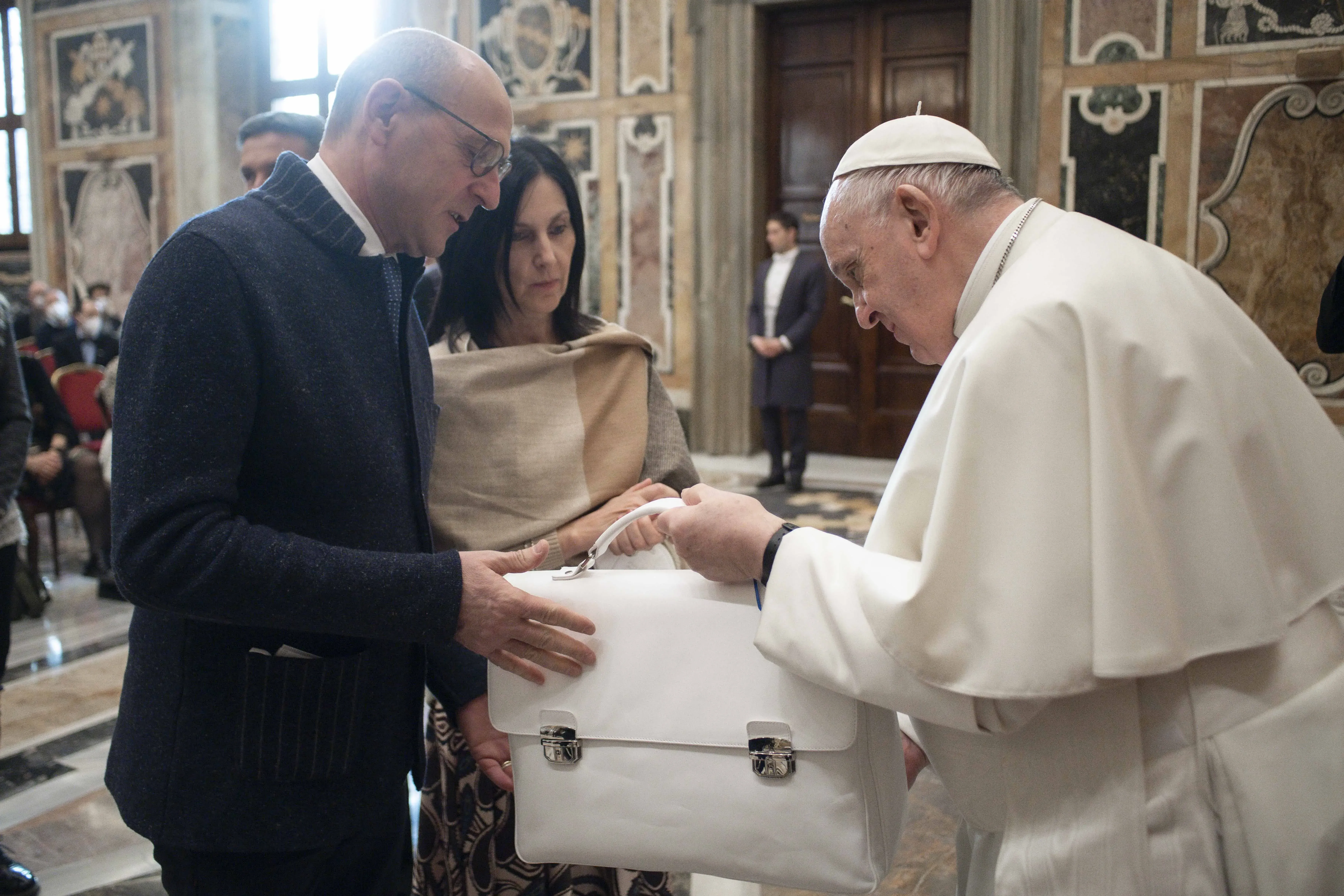 Le pape François accueille les membres de l'Association italienne des chimistes du cuir lors d'une audience dans la salle Clémentine du Palais apostolique du Vatican, le 29 janvier 2022. Vatican Media