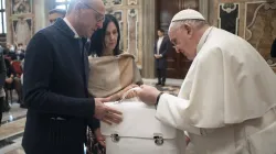 Le pape François accueille les membres de l'Association italienne des chimistes du cuir lors d'une audience dans la salle Clémentine du Palais apostolique du Vatican, le 29 janvier 2022. Vatican Media / 