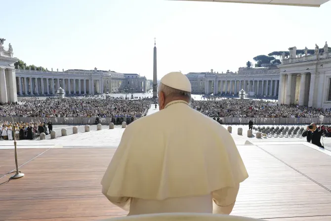 Le pape François s'adresse aux pèlerins et aux touristes lors de sa première audience générale en plein air après l'été, le 6 septembre 2023. | Vatican Media / 