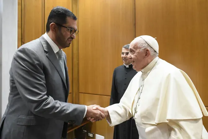 Le pape François a reçu le président désigné de la COP28 des Émirats arabes unis, le Dr Sultan Al Jaber, le 11 octobre 2023, au Vatican. | Crédit : Vatican Media / 