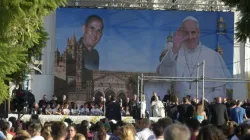 Le pape François est assis devant une image du bienheureux Giuseppe "Don Pino" Puglisi lors d'une rencontre avec des jeunes dans l'archidiocèse de Palerme, dans la région insulaire italienne de la Sicile, le 15 septembre 2018. | Vatican Media. / 