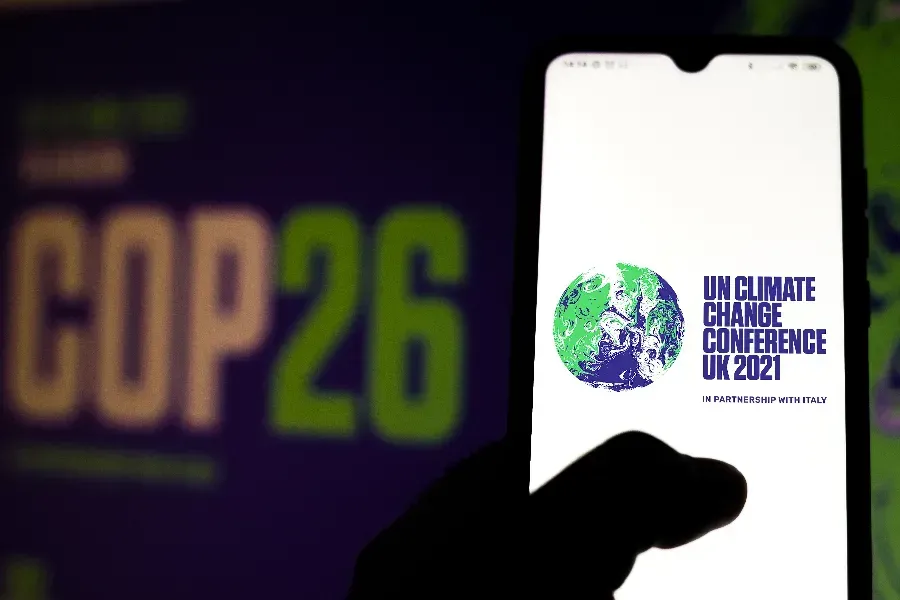 Le logo de la Conférence des Nations unies sur le changement climatique (COP26) de 2021 affiché sur un smartphone. Rafapress via Shutterstock.