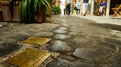 "Stumbling blocks" à Rome, Italie. Plaques portant le nom et les dates de vie des victimes des persécutions nazies. | Shutterstock / 