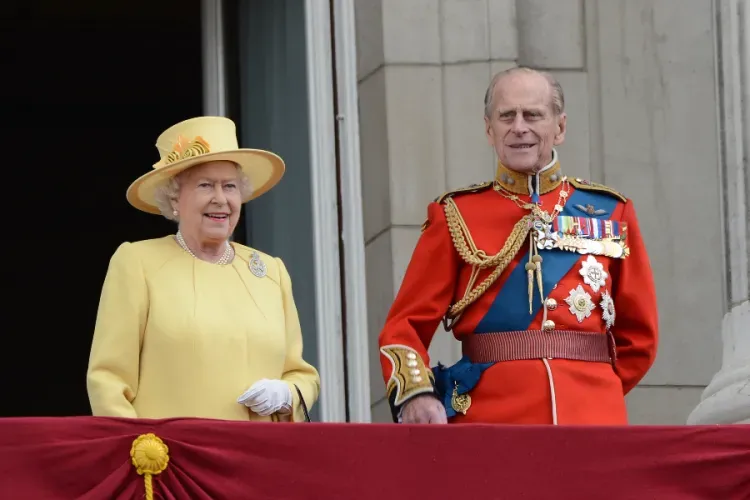 La reine Elizabeth II et le duc d'Édimbourg assistent au Trooping of the Colour à Londres, en Angleterre, le 16 juin 2012./ Catchlight Media/Featureflash via Shutterstock.