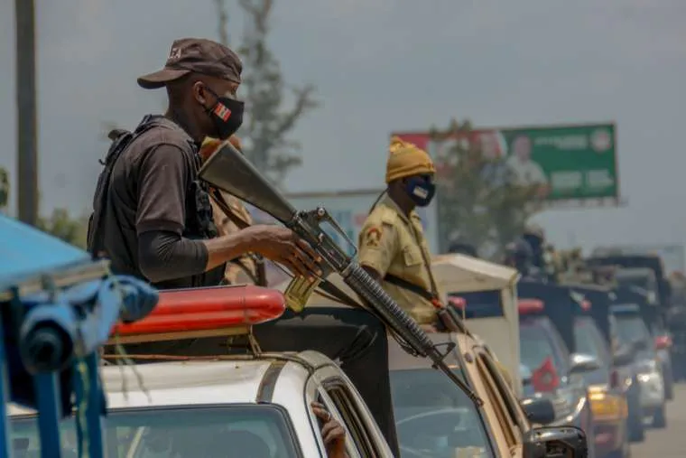 Les agents de sécurité nigérians lors d'une opération militaire. / Oluwafemi Dawodu/Shutterstock