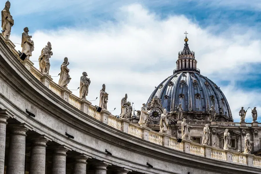 La place Saint-Pierre, Cité du Vatican. Shutterstock