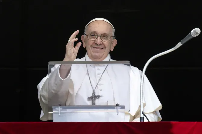 Le pape François est apparu à la fenêtre du Palais apostolique du Vatican, dimanche 18 juin, pour prononcer son premier discours public depuis sa sortie de l'hôpital. | Vatican Media