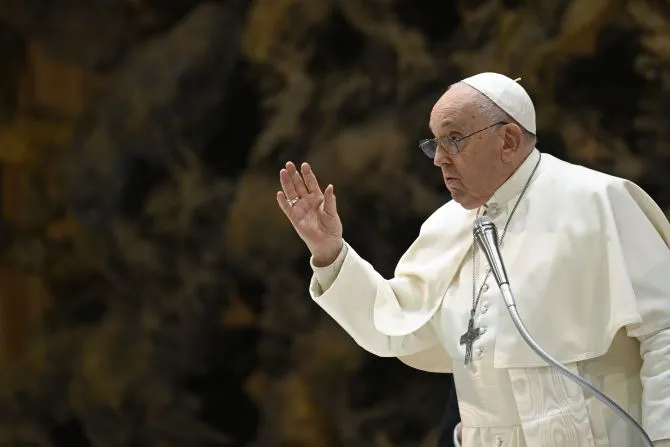 Le pape François donne une bénédiction lors de l'audience générale du mercredi 17 janvier 2024, dans la salle d'audience Paul VI au Vatican. | Crédit : Vatican Media