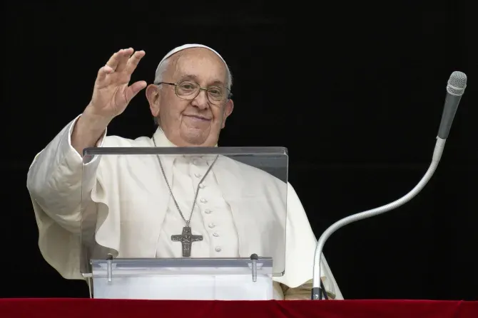 Le pape François salue les pèlerins le jour de la Toussaint sur la place Saint-Pierre, le 1er novembre 2023. | Vatican Media