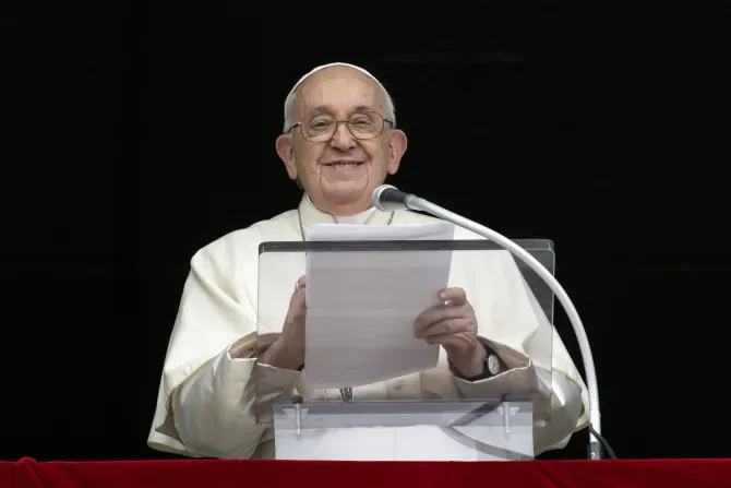 Le pape François s'adresse aux pèlerins rassemblés sur la place Saint-Pierre pour l'Angélus de la solennité de la Toussaint, le 1er novembre 2023. | Crédit : Vatican Media