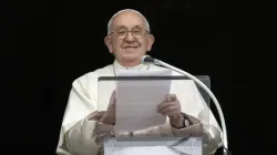 Le pape François s'adresse aux pèlerins rassemblés sur la place Saint-Pierre pour l'Angélus de la solennité de la Toussaint, le 1er novembre 2023. | Crédit : Vatican Media / 