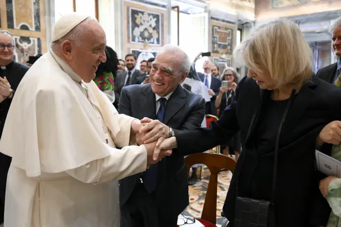 Le pape François serre la main du réalisateur Martin Scorsese et de son épouse Helen Morris. Un jour après avoir souffert de fièvre, le pape François a repris ses activités normales, notamment en rencontrant les participants à une conférence sur "L'esthétique globale de l'imagination catholique", organisée par la revue jésuite "La Civiltà Cattolica" et l'université de Georgetown, au Palais apostolique, le 27 mai 2023. | Vatican Media