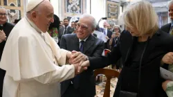 Le pape François serre la main du réalisateur Martin Scorsese et de son épouse Helen Morris. Un jour après avoir souffert de fièvre, le pape François a repris ses activités normales, notamment en rencontrant les participants à une conférence sur "L'esthétique globale de l'imagination catholique", organisée par la revue jésuite "La Civiltà Cattolica" et l'université de Georgetown, au Palais apostolique, le 27 mai 2023. | Vatican Media / 