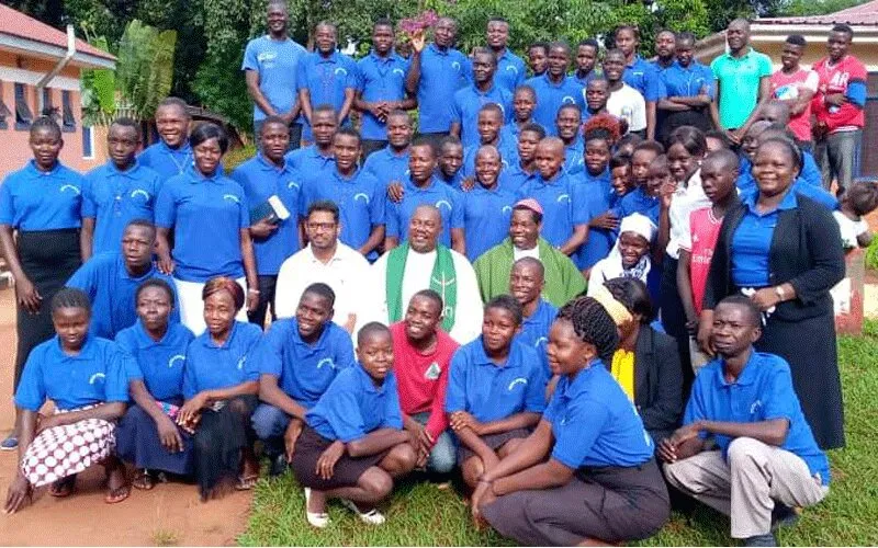 Mgr Edwardo Hiiboro Kusala, évêque du diocèse de Tombura-Yambio au Soudan du Sud, avec des jeunes à la fin de la formation de cinq jours sur la façon de répondre aux problèmes sociaux qui touchent leurs communautés respectives. ACI Afrique.