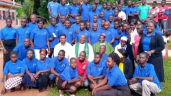 Mgr Edwardo Hiiboro Kusala, évêque du diocèse de Tombura-Yambio au Soudan du Sud, avec des jeunes à la fin de la formation de cinq jours sur la façon de répondre aux problèmes sociaux qui touchent leurs communautés respectives. / ACI Afrique.