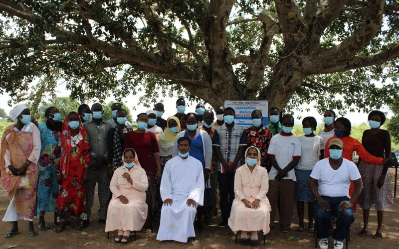 Les membres de la Société des Filles de Marie Immaculée (DMI) et des Missionnaires de Marie Immaculée (MMI) en service au Soudan du Sud. Domaine public