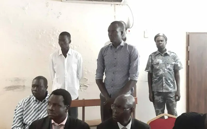 Certains des suspects rangés dans le tribunal de un à six en fonction de leur rôle dans la tentative de meurtre de Mgr Christian Carlassare du diocèse de Rumbek. Crédit : Deniel Michael/Eye Radio