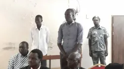 Certains des suspects rangés dans le tribunal de un à six en fonction de leur rôle dans la tentative de meurtre de Mgr Christian Carlassare du diocèse de Rumbek. Crédit : Deniel Michael/Eye Radio / 