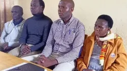 Les participants écoutent pendant le carrefour Spiritus dans le diocèse d'Iringa, en Tanzanie, le 10 mars 2022. Les dirigeants des églises d'Afrique de l'Est accueillent favorablement le programme international de formation à la foi de l'Université catholique australienne. / 