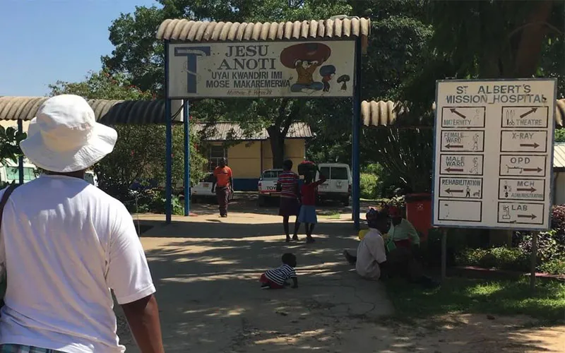 L'entrée de l'hôpitalSt Albert dans l'archidiocèse de Chinhoyi au Zimbabwe. Domaine public