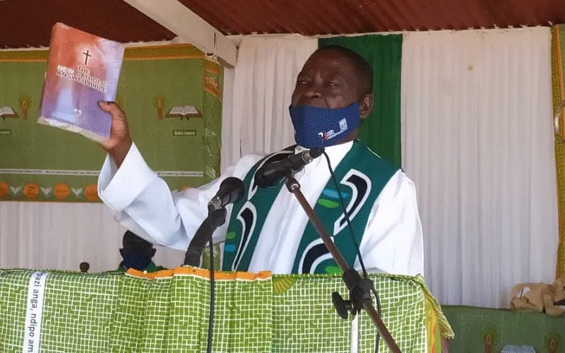 Le père Henry Chinkanda pendant la messe à la cathédrale Saint-Pierre du diocèse de Mzuzu Dimanche 4 octobre Domaine public