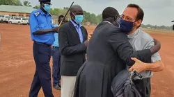 L'ancien coordinateur du diocèse de Rumbek, le père John Mathiang, accueille l'évêque élu Christian Carlassare dans le diocèse de Rumbek le 15 avril 2021. / 