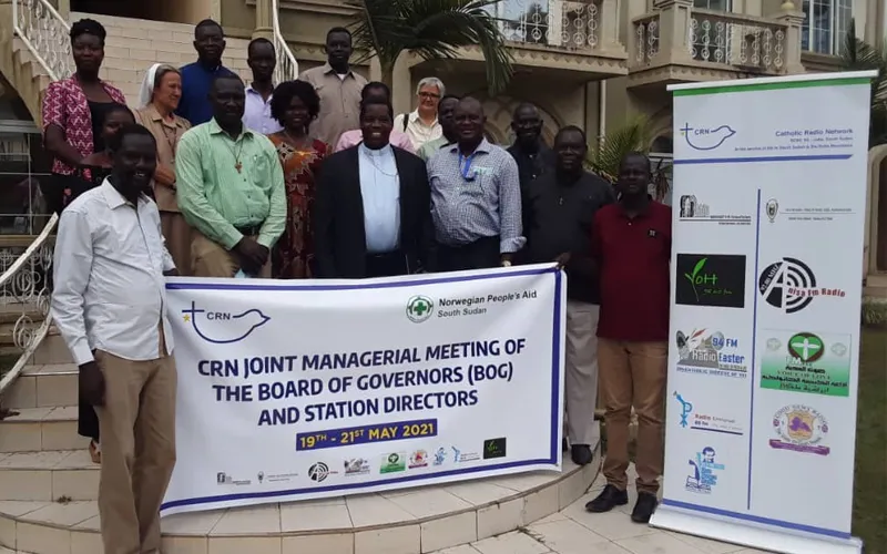 Mgr Edward Eduardo Hiiboro avec des membres du réseau de radios catholiques (CRN) au Soudan du Sud/ Crédit : ACI Afrique